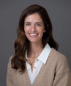 headshot photo of Elizabeth